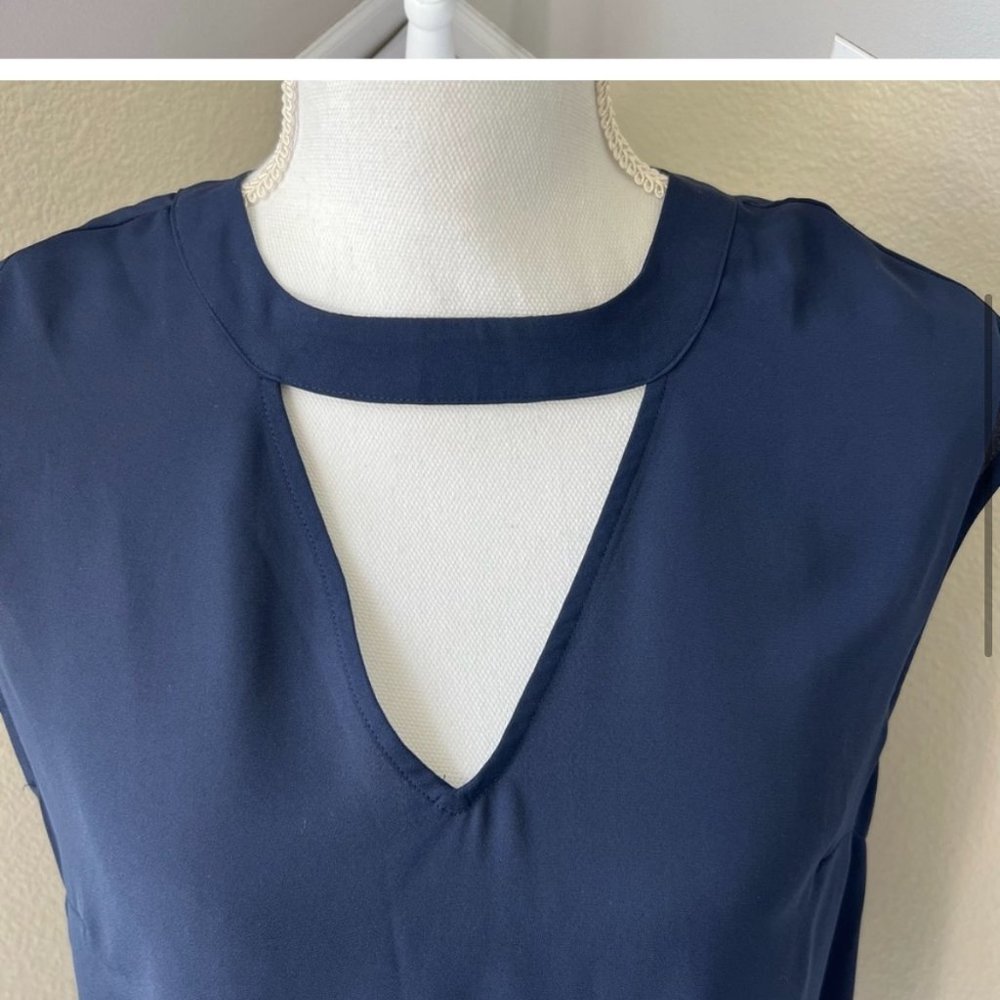 DR2 Blue Keyhole Shell with Pleated Back - Picture 10 of 10